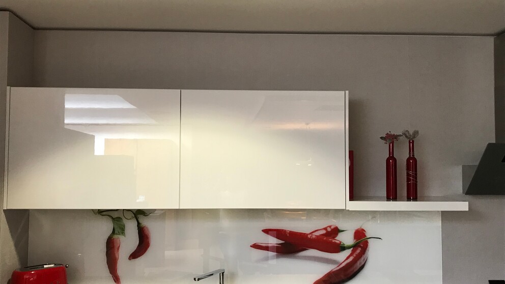 #Scharfe Rückwand aus Glas
#Hängeschrank mit Lifttüren
#Musterküche zum Abverkauf in Magstadt